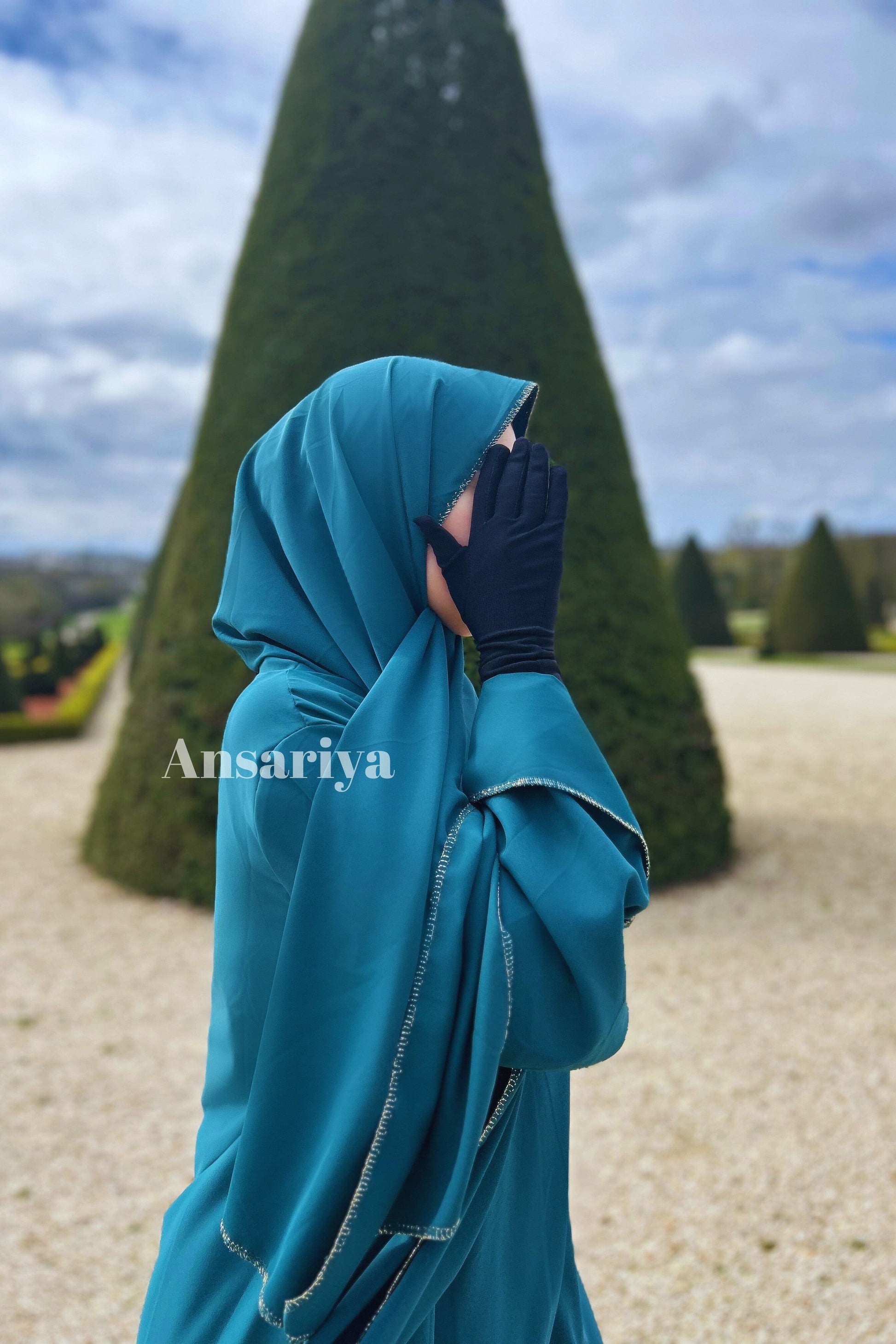 Abaya voile intégré.